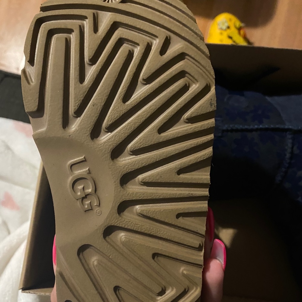 UGG kids flower boots - Picture 4 of 6